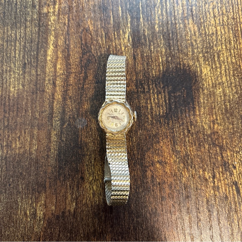 Gold Classic Stretch Watch with Vintage Design